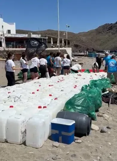 Retiran 500 kilos de residuos y 280 bidones de combustible de playas y calas del Parque Natural Cabo de Gata-Níjar