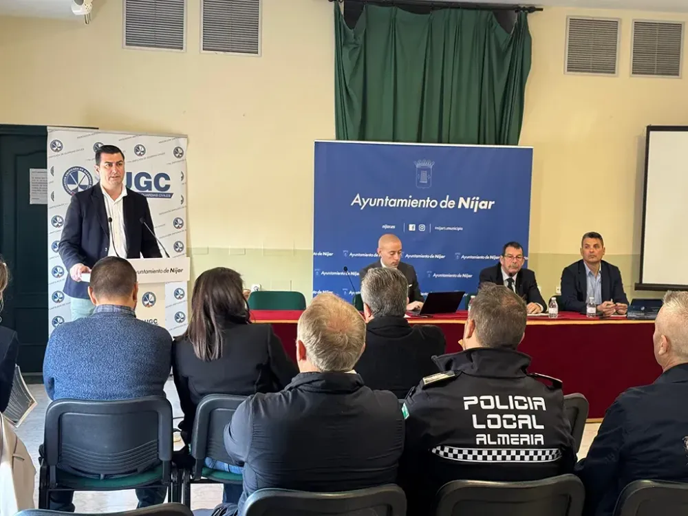 El alcalde de Níjar muestra su «hartazgo» por las narcolanchas y su apoyo a una Guardia Civil «sin medios ni personal suficientes»