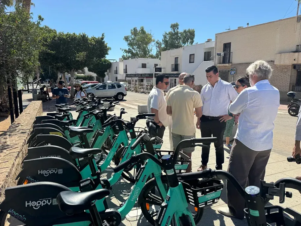 Níjar implanta un servicio de alquiler de bicis eléctricas en la costa