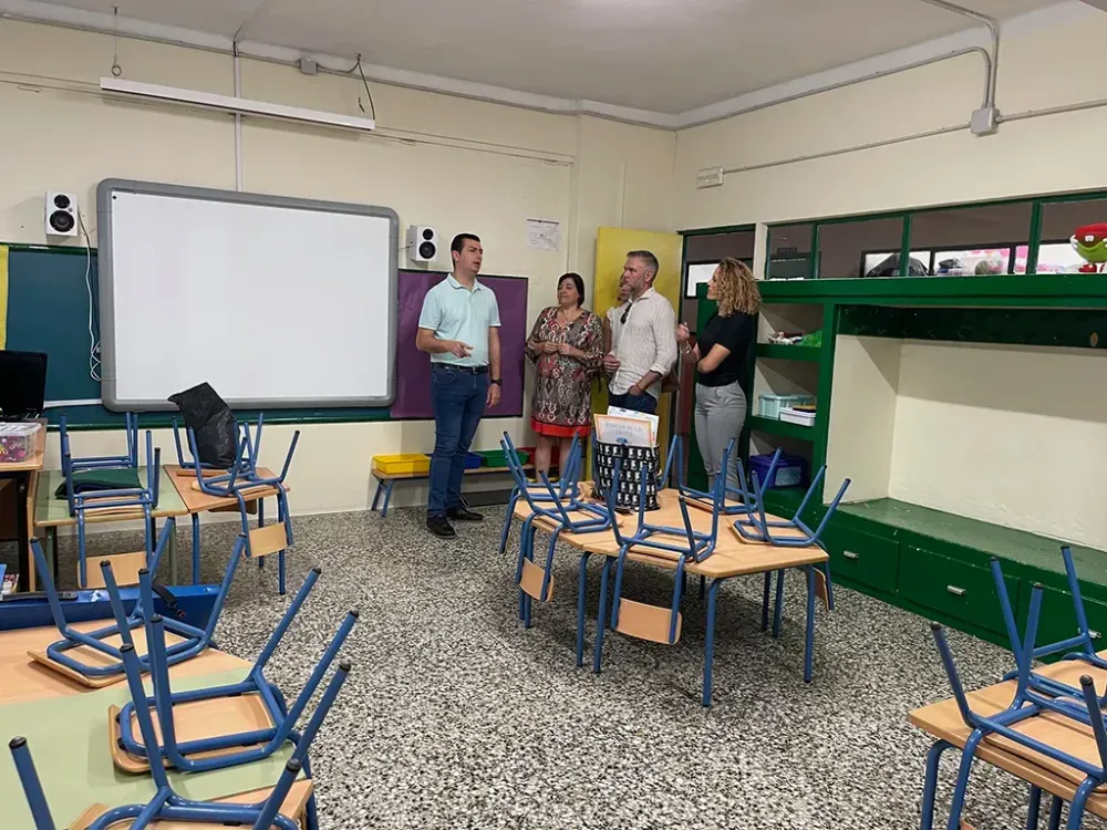 El Ayuntamiento de Níjar incrementa un 27,7% la inversión en la limpieza de colegios, ambulatorios, centros y oficinas municipales