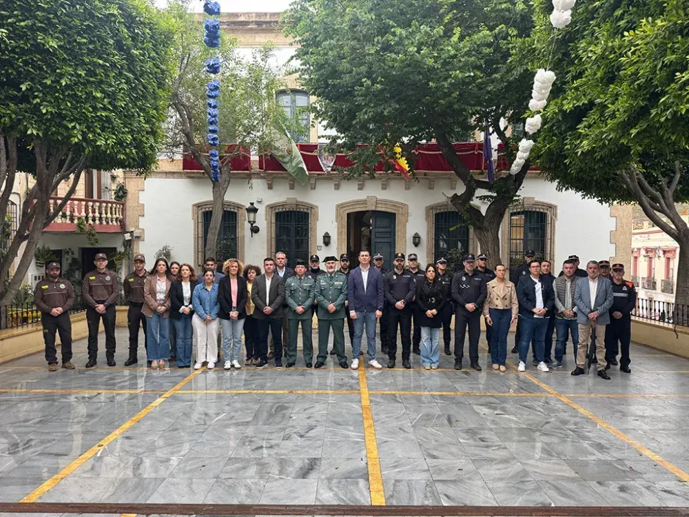 Níjar guarda un minuto de silencio por los guardias civiles fallecidos en acto de servicio en Huelva