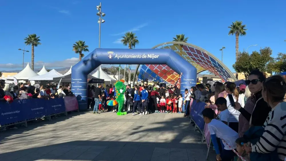 Los 300 ‘superhéroes’ de Níjar corren la San Silvestre y los comerciantes de Campohermoso celebran su fiesta local