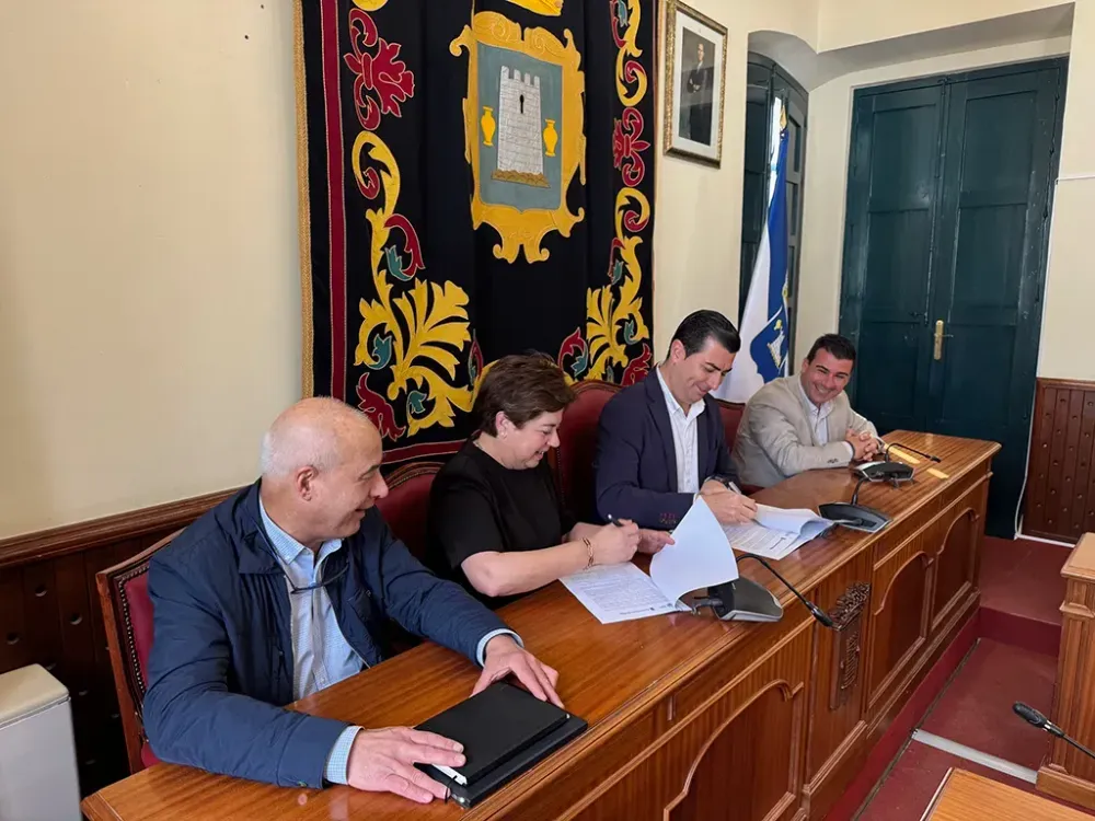 Níjar firma un convenio con el Colegio de Veterinarios para la gestión del registro municipal de animales y colonias felinas