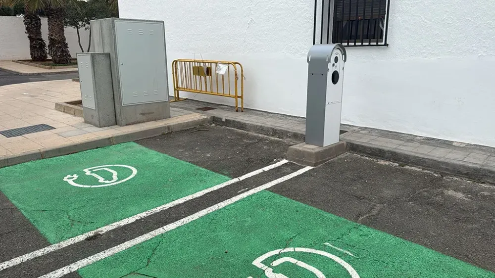 A licitación la implantación de iluminación eficiente e instalación de nuevos puntos de recarga para vehículos eléctricos en Rodalquilar y Los Albaricoques