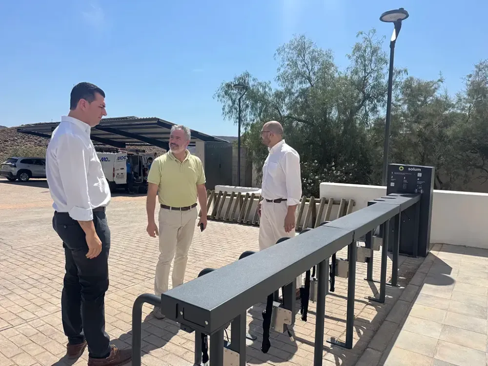 El alcalde de Níjar visita las obras ya finalizadas de las plazas de Los Albaricoques y Rodalquilar