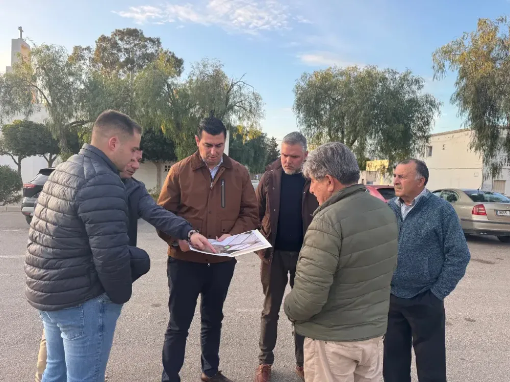 El alcalde de Níjar, junto a los vecinos de Pueblo Blanco.