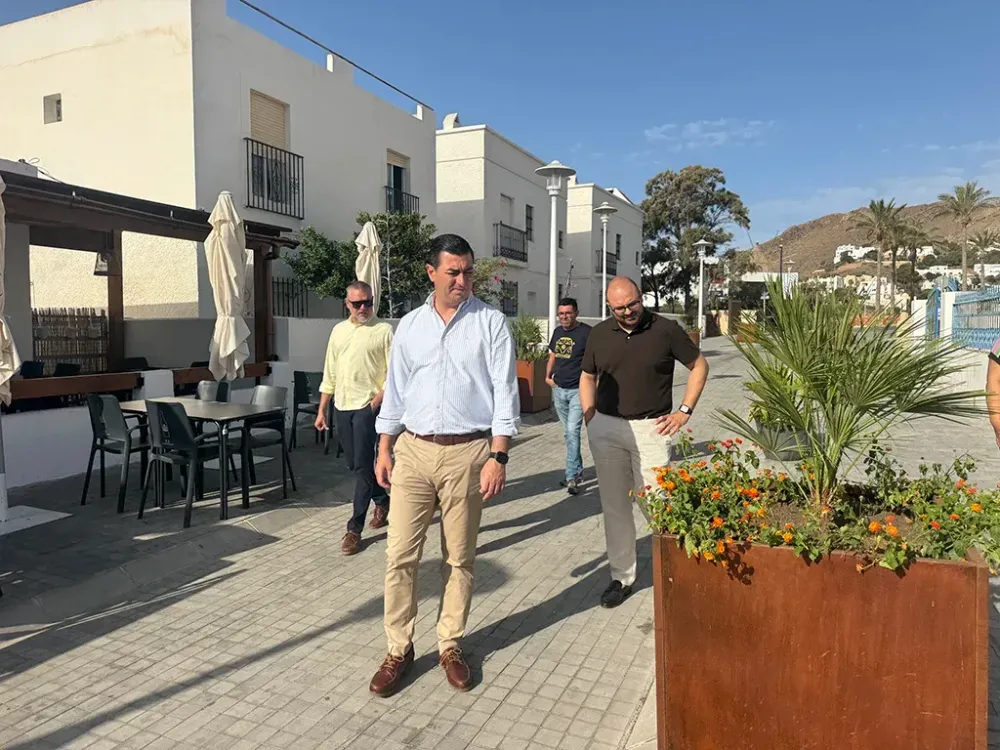 Las Negras estrena un renovado espacio público con el fin de la obra de peatonalización y embellecimiento de su centro urbano