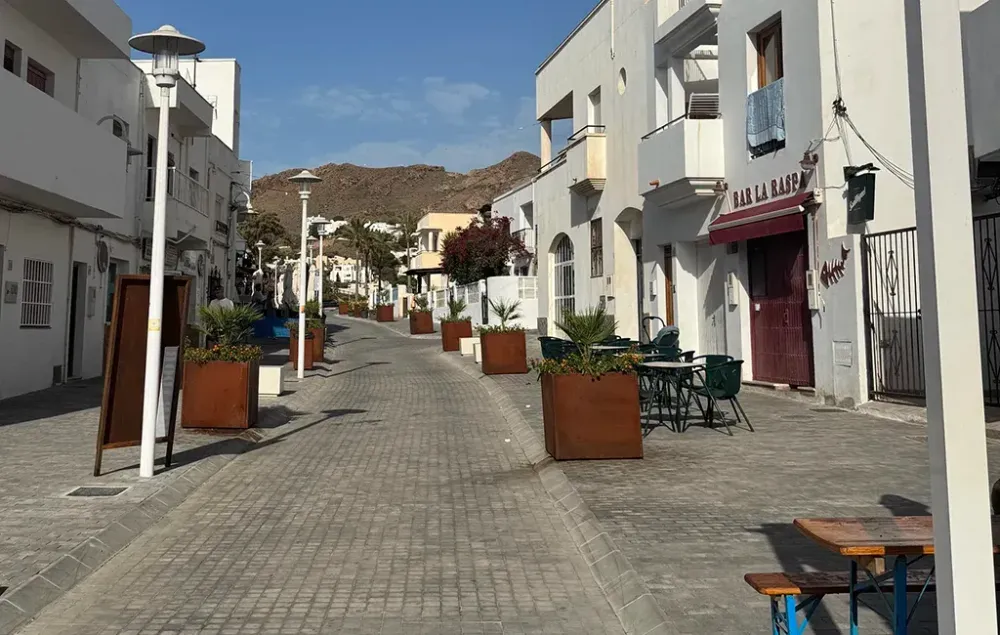 Las Negras estrena un renovado espacio público con el fin de la obra de peatonalización y embellecimiento de su centro urbano
