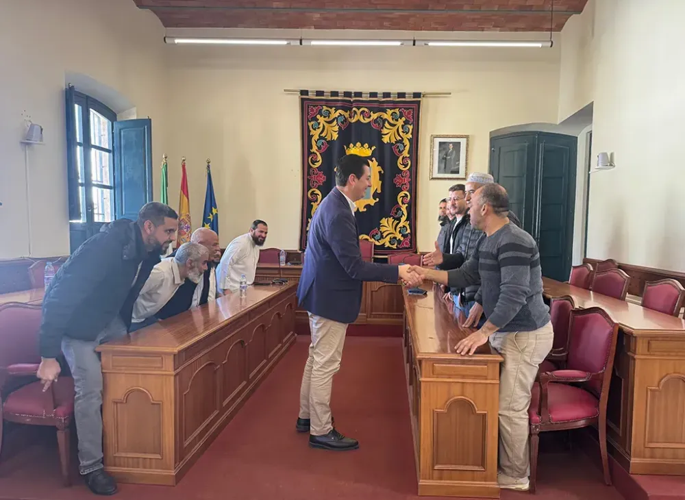 El alcalde de Níjar recibe a representantes de la comunidad musulmana