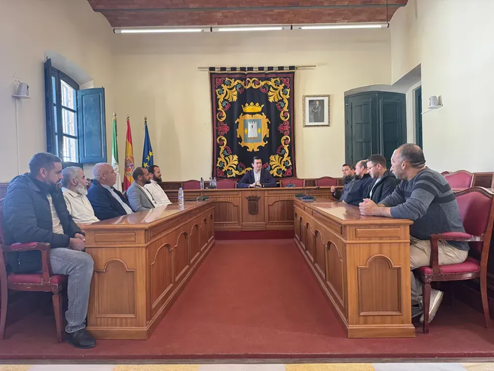 El alcalde de Níjar recibe a representantes de la comunidad musulmana
