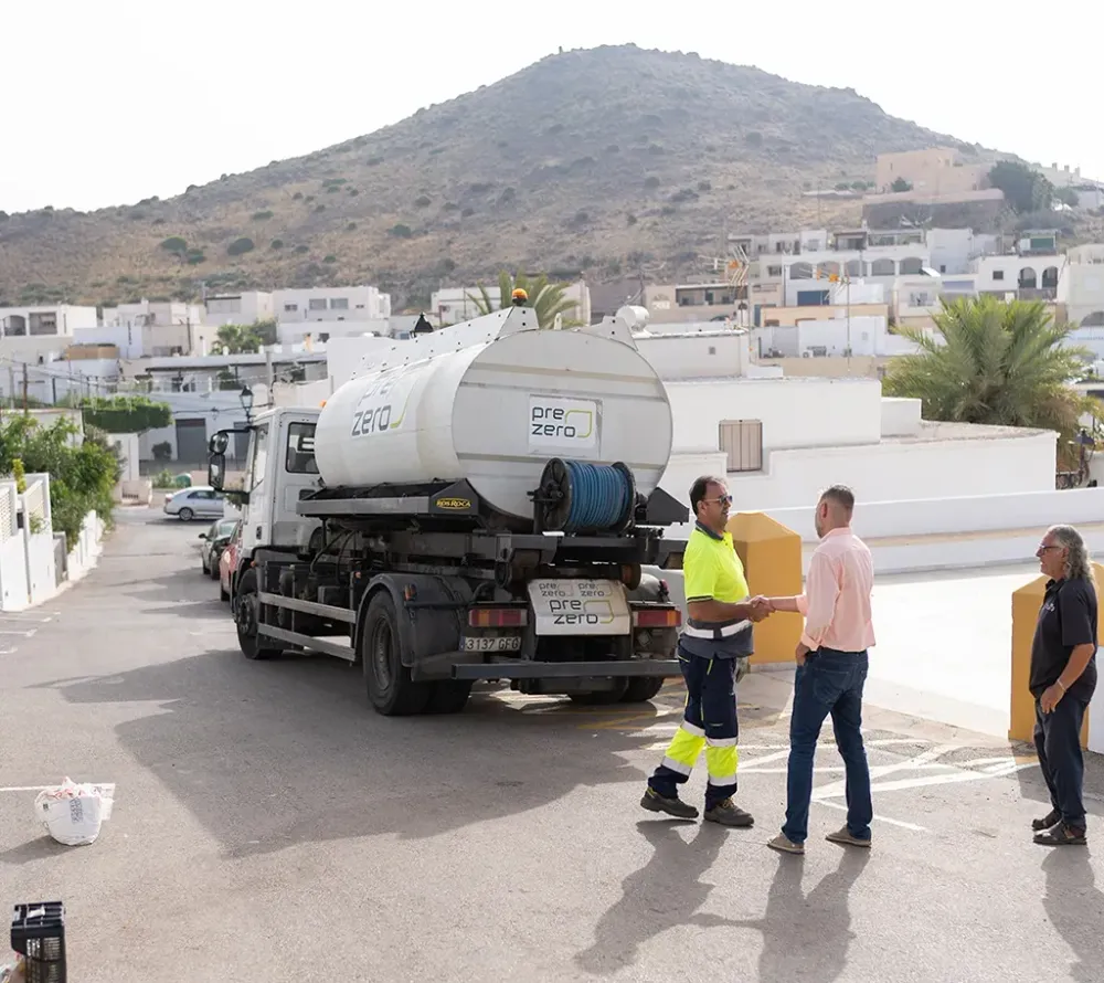 El Ayuntamiento de Níjar intensifica las labores de limpieza en la Isleta del Moro, San José, el Pozo de los Frailes y la Venta del Pobre
