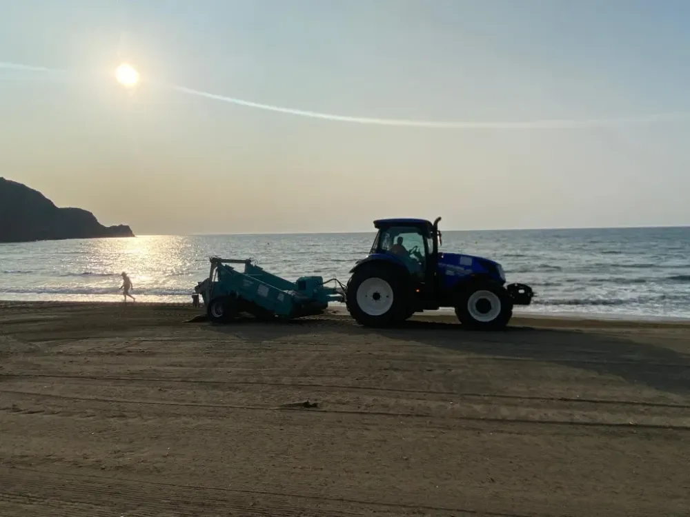 Dispositivos de limpieza de día y de noche para las playas de Níjar