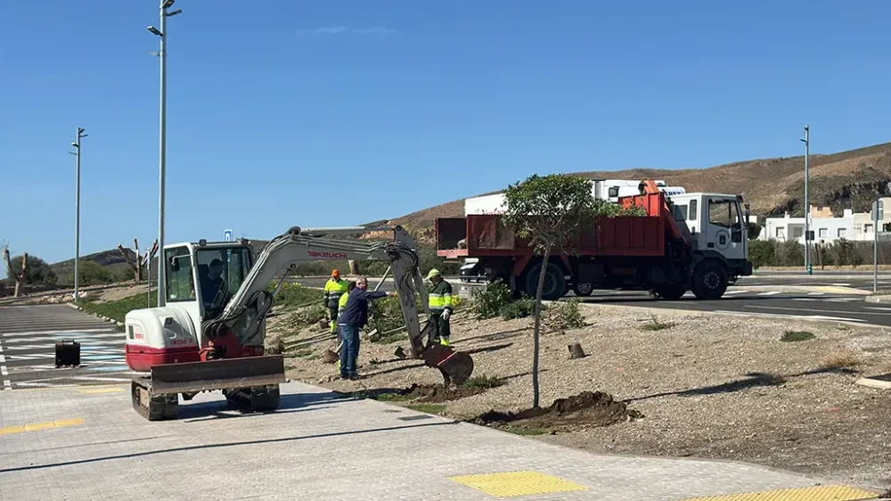 Comienza el embellecimiento de espacios públicos de Níjar con árboles y plantas ornamentales procedentes del Vivero Provincial