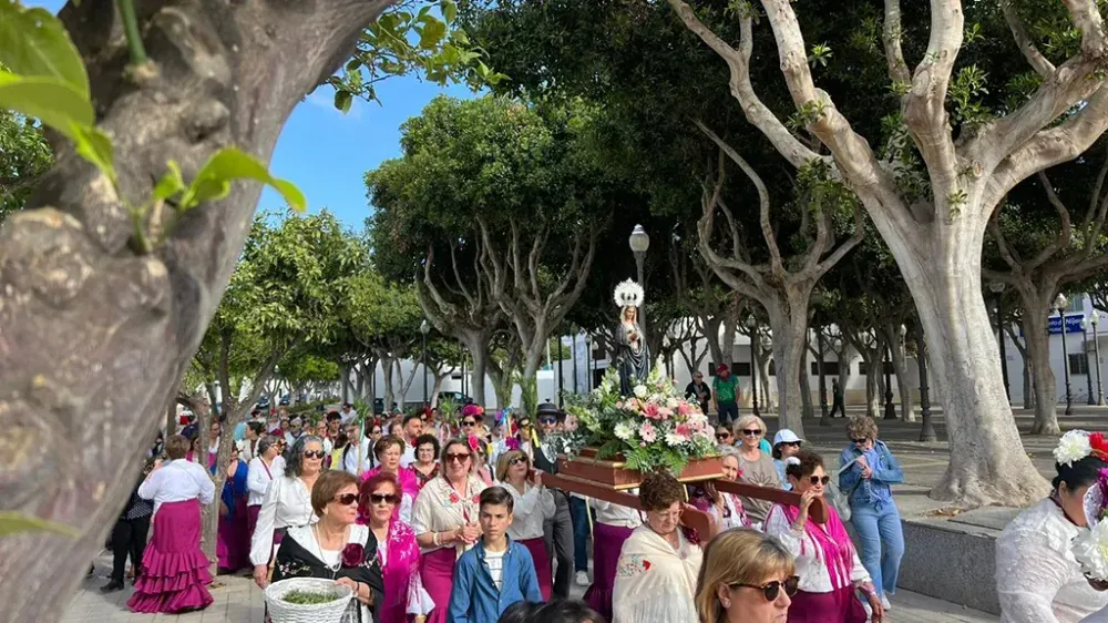 Miles de nijareños participan en la romería a Pueblo Blanco