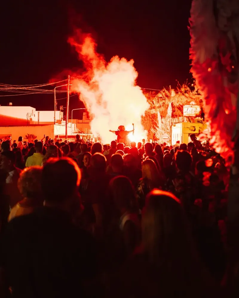 ‘La Noche de las Velas’ regresa a Rodalquilar con música, arte, acrobacias, flamenco y gastronomía
