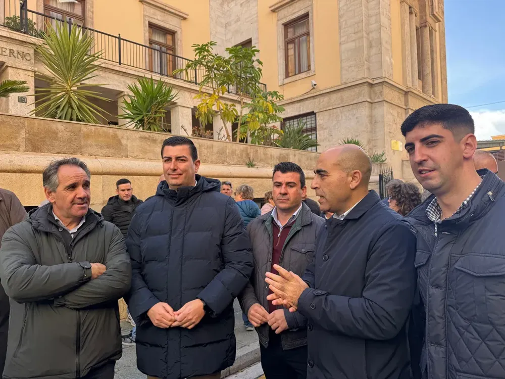 Garrido respalda a los agricultores concentrados en Almería