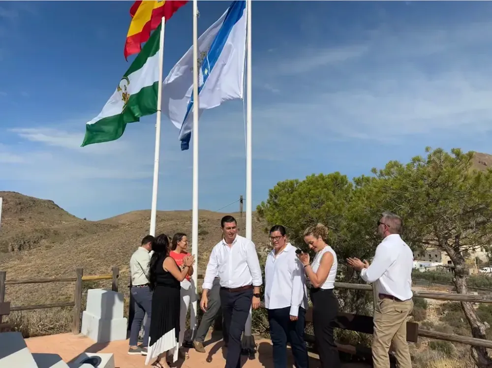 Níjar iza con orgullo la bandera que representa el alma de todo el municipio