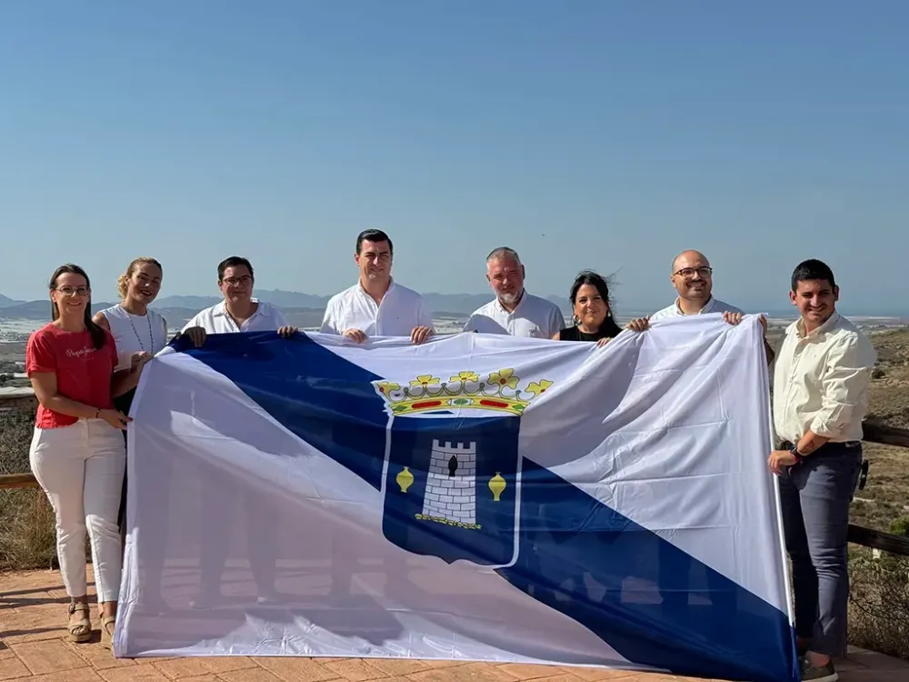 Níjar iza con orgullo la bandera que representa el alma de todo el municipio