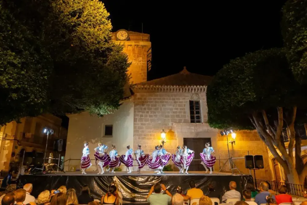 La Villa de Níjar acoge un encuentro de folclore entre Las Refajonas y la academia de baile María Jesús de Carboneras