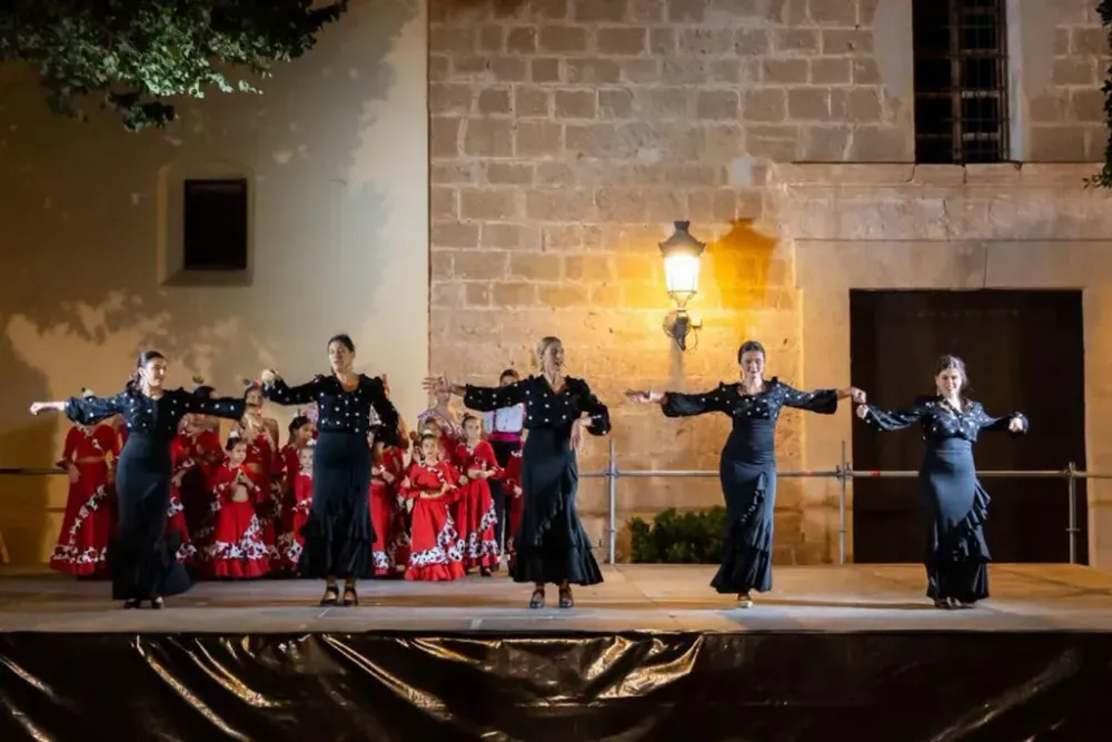 La Villa de Níjar acoge un encuentro de folclore entre Las Refajonas y la academia de baile María Jesús de Carboneras