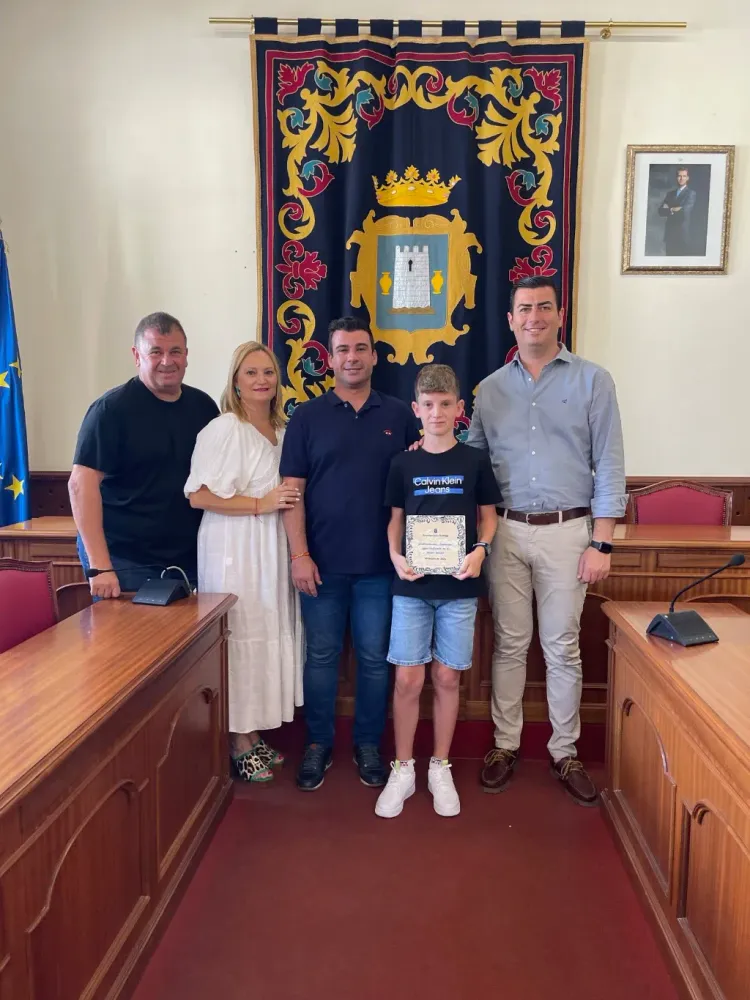 José Francisco Garrido recibe a la nueva promesa del fútbol nijareño