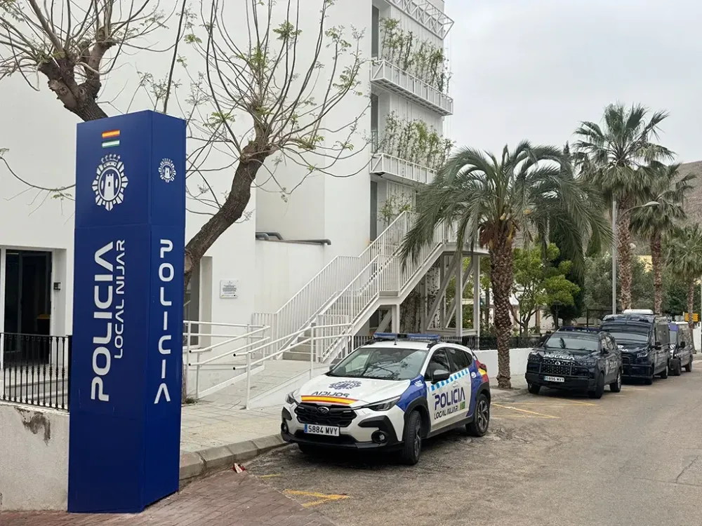 La Policía Local de Níjar detiene en Campohermoso a un individuo con orden de búsqueda tras intentar sustraer un patinete eléctrico