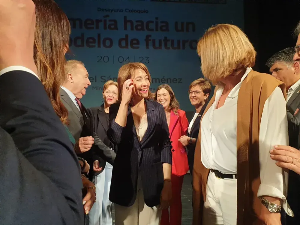 La alcaldesa de Níjar participa en la charla coloquio de la ministra de Transportes del Gobierno de España