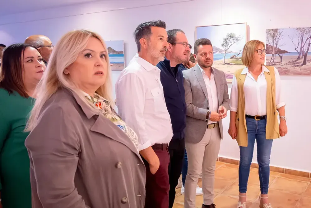 Pintores se forman en un taller de pintura de paisaje en la playa de los Genoveses, en Níjar