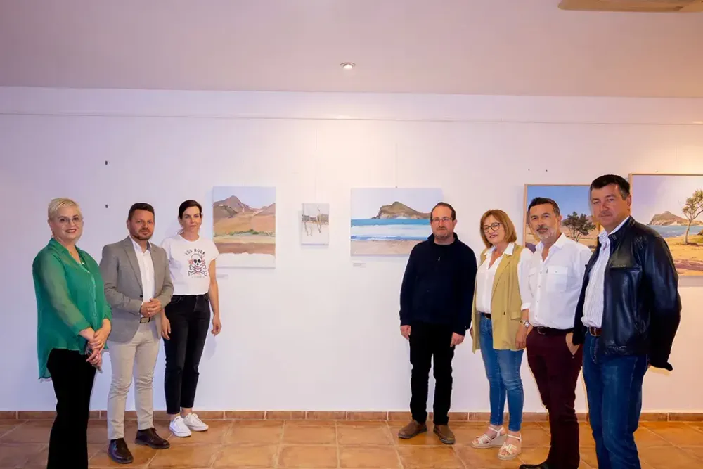 Pintores se forman en un taller de pintura de paisaje en la playa de los Genoveses, en Níjar