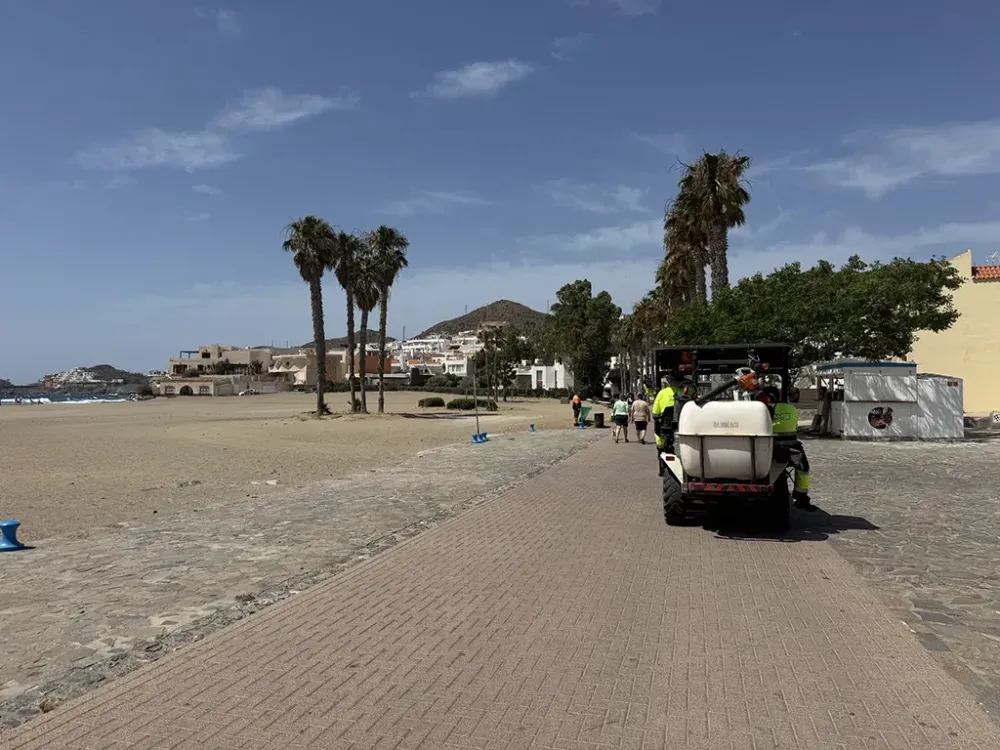 El Ayuntamiento de Níjar retira más de 40 toneladas de residuos de las playas urbanas durante julio y agosto
