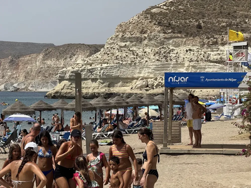 El Ayuntamiento de Níjar retira más de 40 toneladas de residuos de las playas urbanas durante julio y agosto