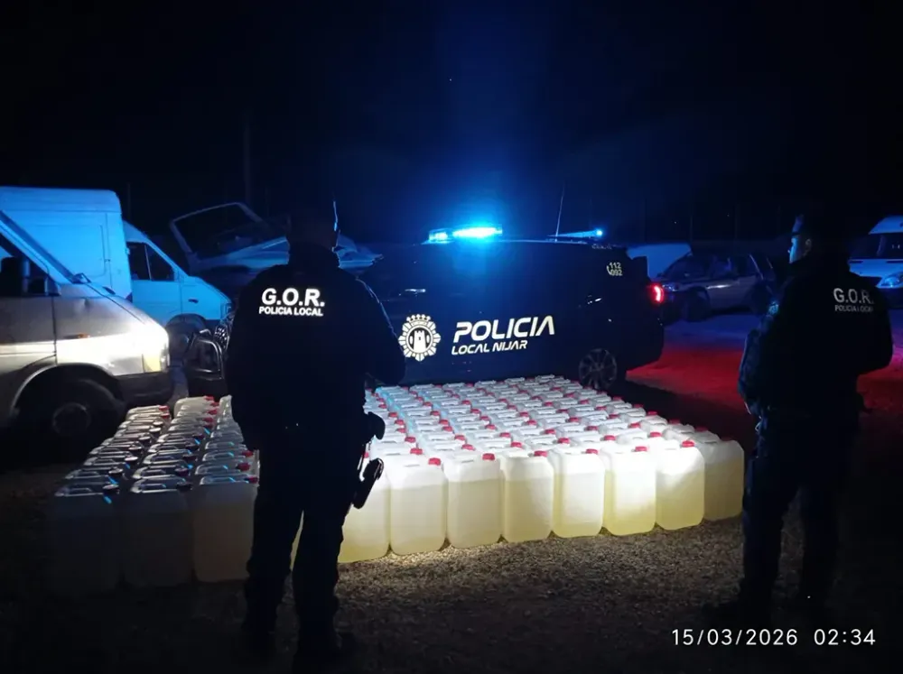 La Policía Local de Níjar recupera un vehículo robado y localiza en su interior dos escopetas