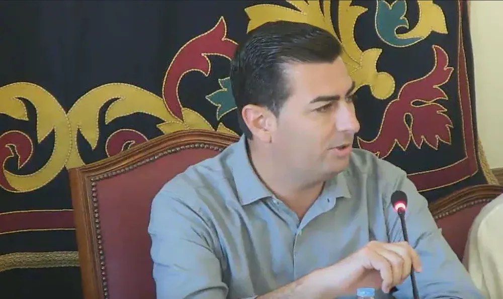 Garrido lamenta que nuevos ‘desplazamientos masivos en bus’ colapsen Agua Amarga pese a haber pedido colaboración a empresas de transporte