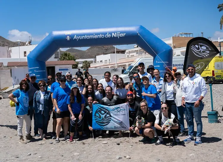 Retiran 500 kilos de residuos y 280 bidones de combustible de playas y calas del Parque Natural Cabo de Gata-Níjar