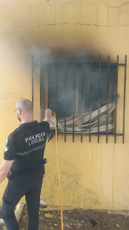 Policía Local de Níjar y Bomberos del Levante evitan que el fuego devore una vivienda en el paraje de El Nazareno