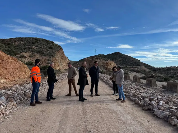 Una vía ciclopeatonal para redescubrir el pasado minero de Rodalquilar