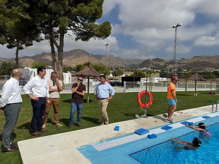 La Villa de Níjar disfruta ya de una piscina municipal totalmente renovada