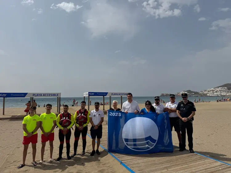 Las banderas azules ya ondean en San José y Agua Amarga