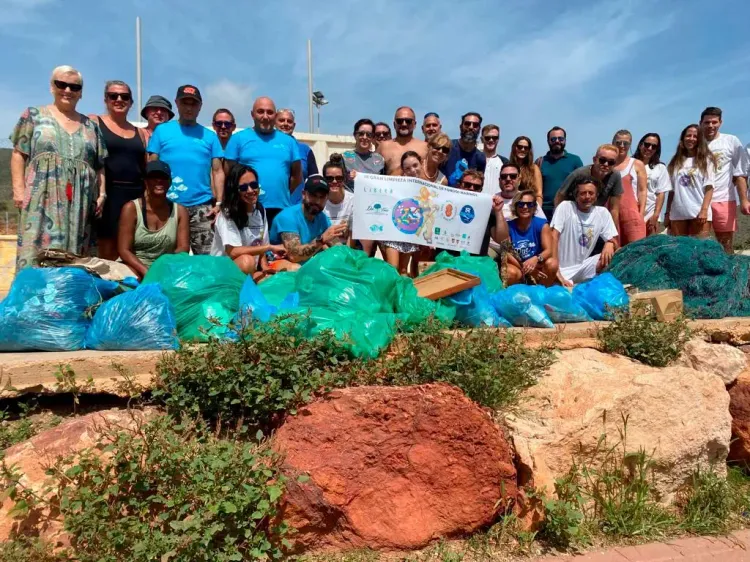 Batida ciudadana de limpieza del fondo marino Los Escullos