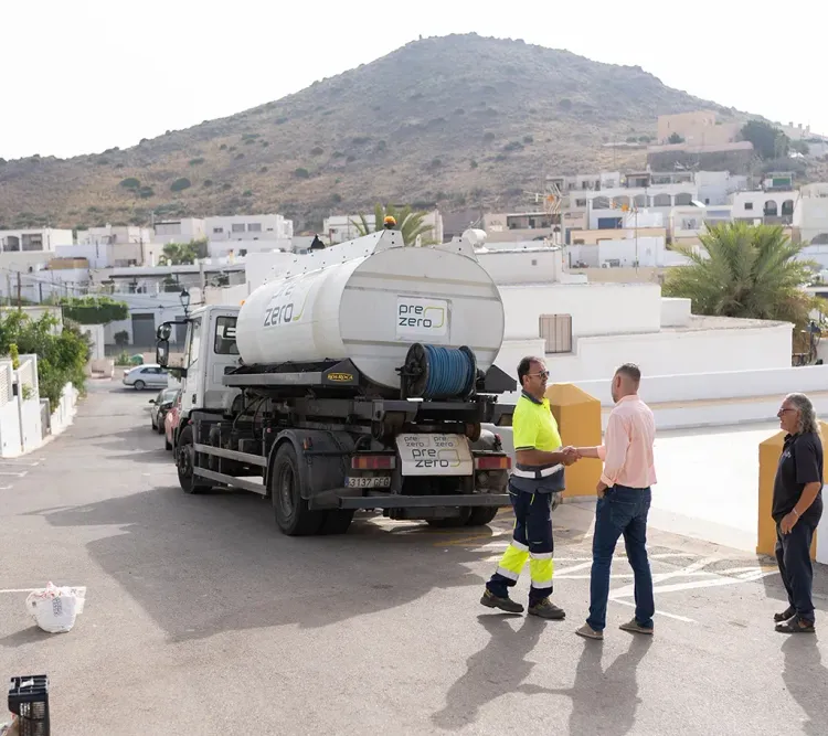 El Ayuntamiento de Níjar intensifica las labores de limpieza en la Isleta del Moro, San José, el Pozo de los Frailes y la Venta del Pobre