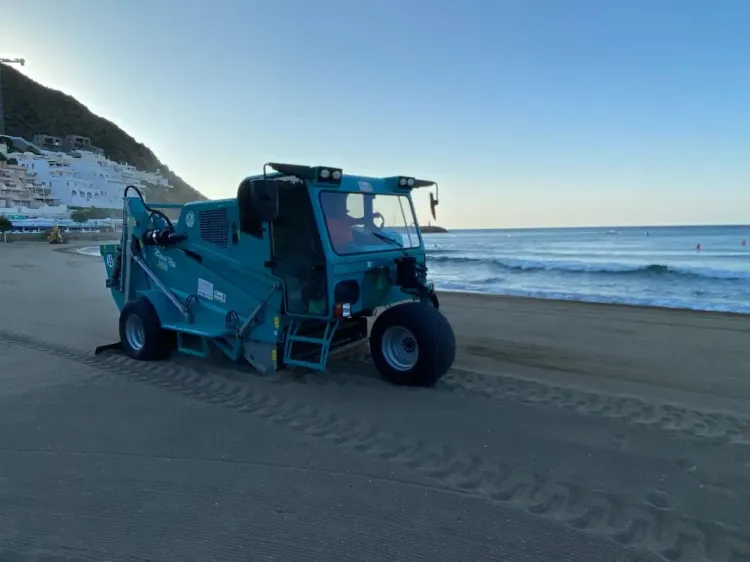 Dispositivos de limpieza de día y de noche para las playas de Níjar