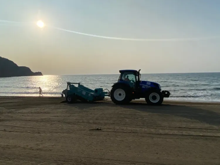 Dispositivos de limpieza de día y de noche para las playas de Níjar