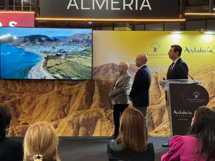 La guía turística definitiva de senderos y miradores en Níjar: abarca desde Huebro hasta el Parque Natural Cabo de Gata-Níjar