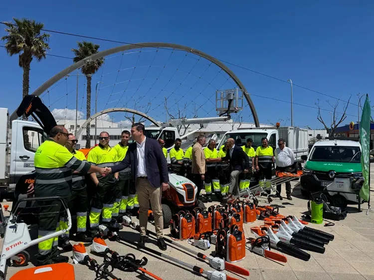 Níjar moderniza la flota de vehículos y herramientas de trabajo para el servicio de limpieza y mantenimiento de zonas verdes
