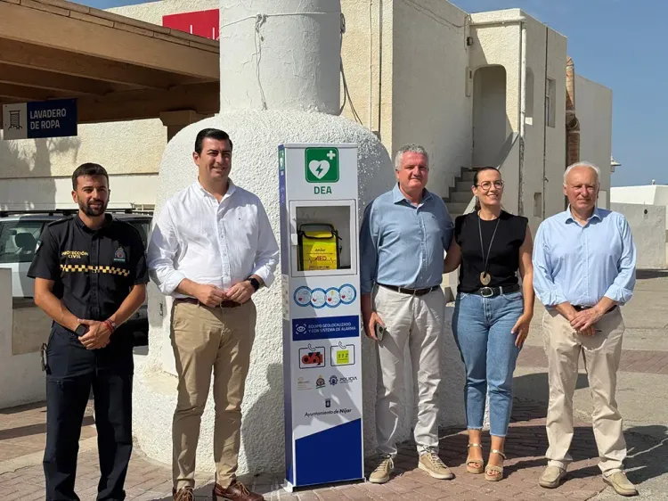La Isleta del Moro, espacio ‘cardioseguro’ tras la instalación en la plaza del pueblo del desfibrilador externo semiautomático