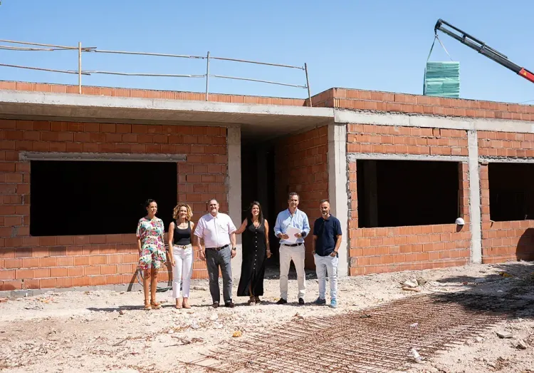 La obra para ampliar el colegio de Los Albaricoques permite la retirada de un aula prefabricada