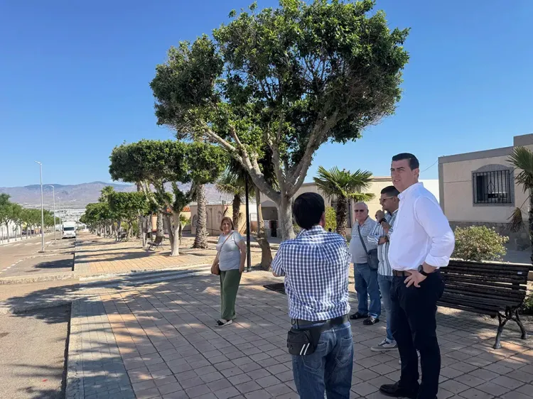 El alcalde de Níjar se reúne con vecinos de Atochares y de Pueblo Blanco