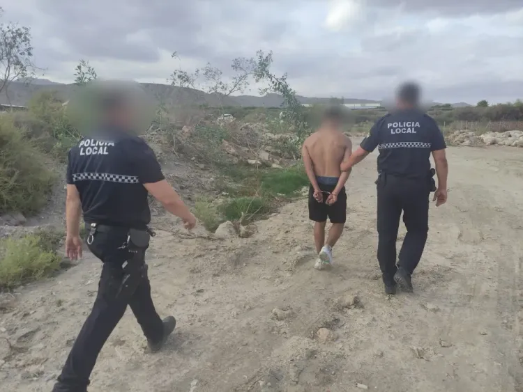 La Policía Local de Níjar detiene en Campohermoso a dos jóvenes acusados de intento de robo en una vivienda a plena luz del día