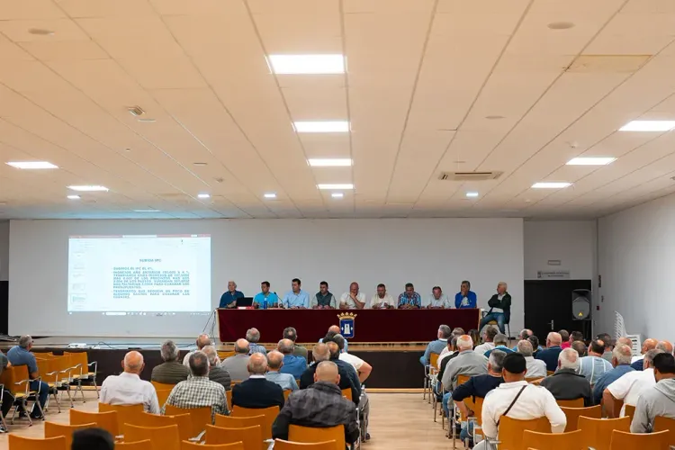 Garrido participa en la asamblea de los cazadores nijareños