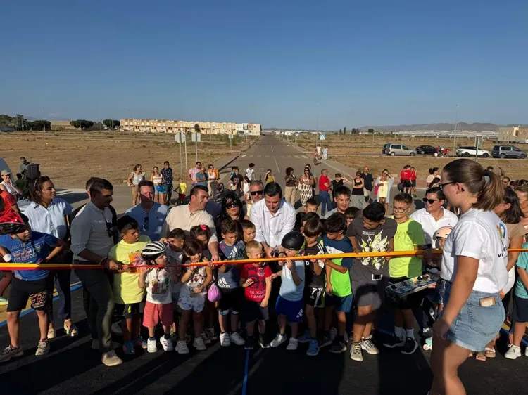 El alcalde de Níjar inaugura en Campohermoso el ‘pumptrack’ más moderno de la provincia